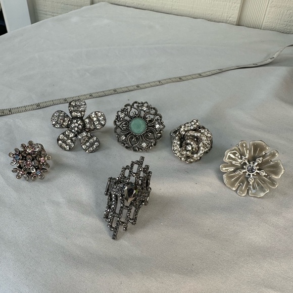 Six sparkly adjustable silvertone flower and abstract style ringd - Picture 3 of 11